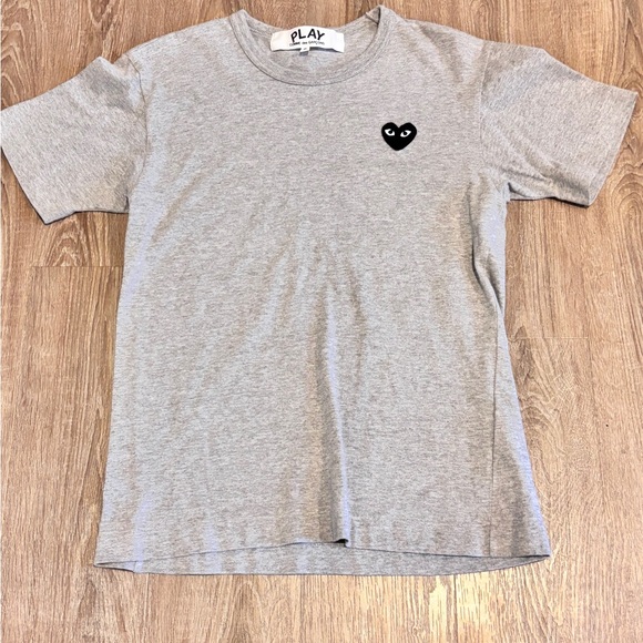 Comme des Garcons PLAY Gray Tee w/Heart Patch, mens Small - Picture 2 of 6